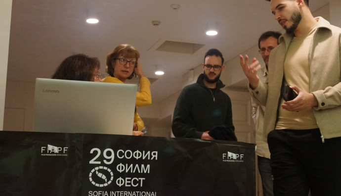 Френски институт - "Мирни хора"