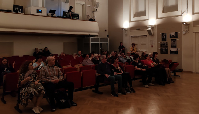 Френски институт - "Джули си мълчи"