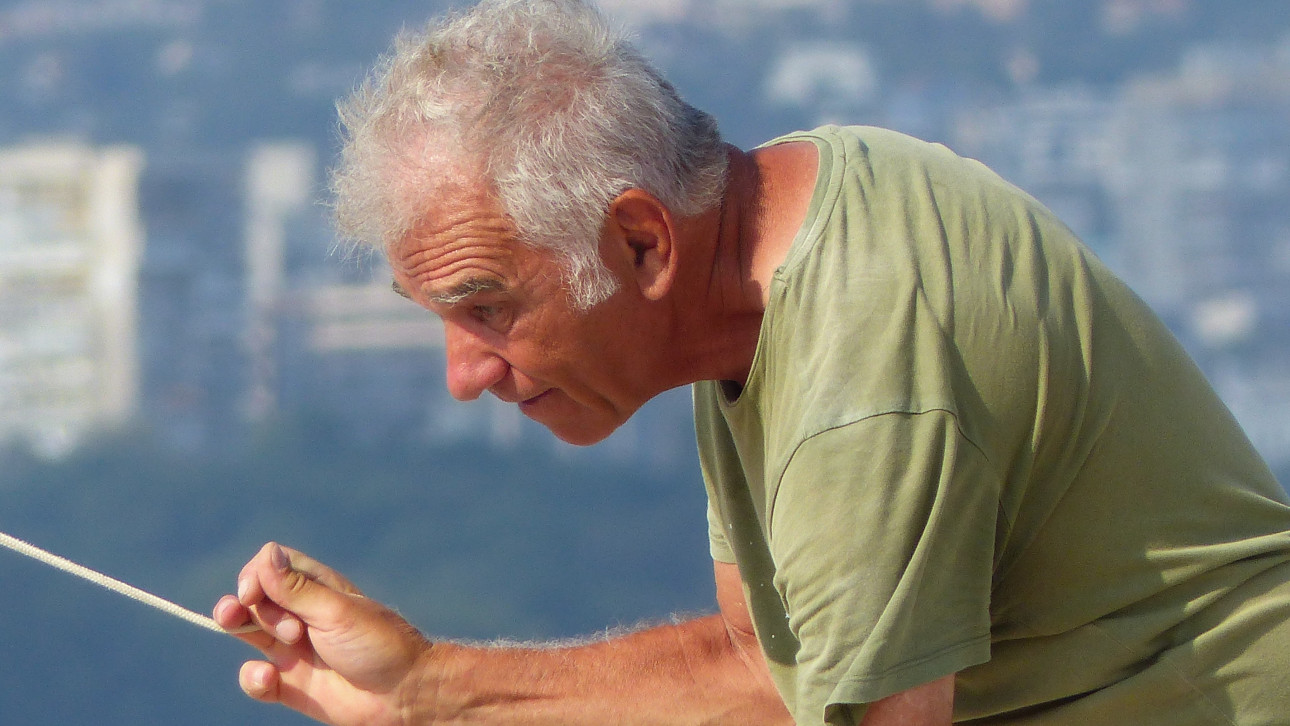 НЕБЕСНАТА МЕХАНИКА НА ХВЪРЧИЛАТА