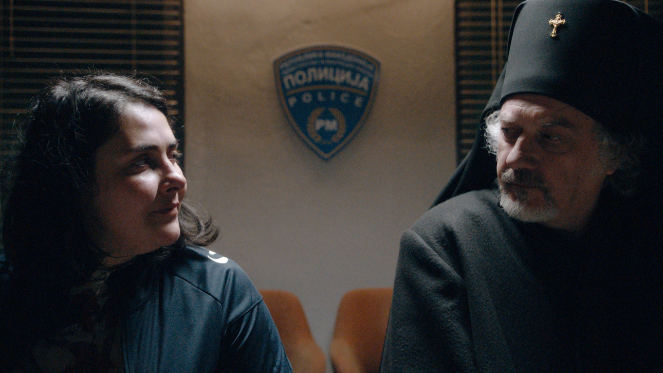 ГОСПОД СЪЩЕСТВУВА, ИМЕТО Ѝ Е ПЕТРУНИЯ