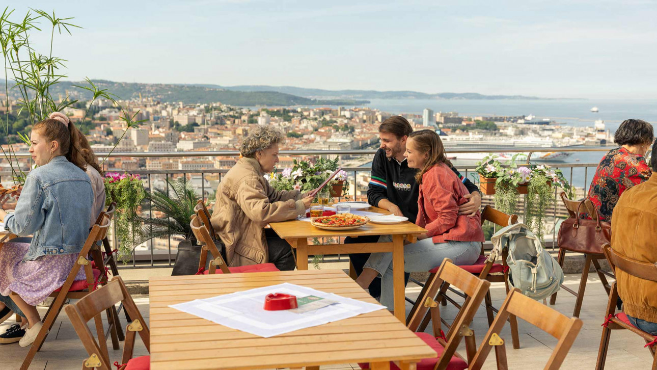 БЯЛОТО СЕ ПЕРЕ НА 90 ГРАДУСА